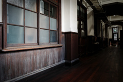 旧明倫小学校～教室の窓と廊下