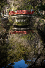 冬澄みて 影も朱を帯び 太鼓橋