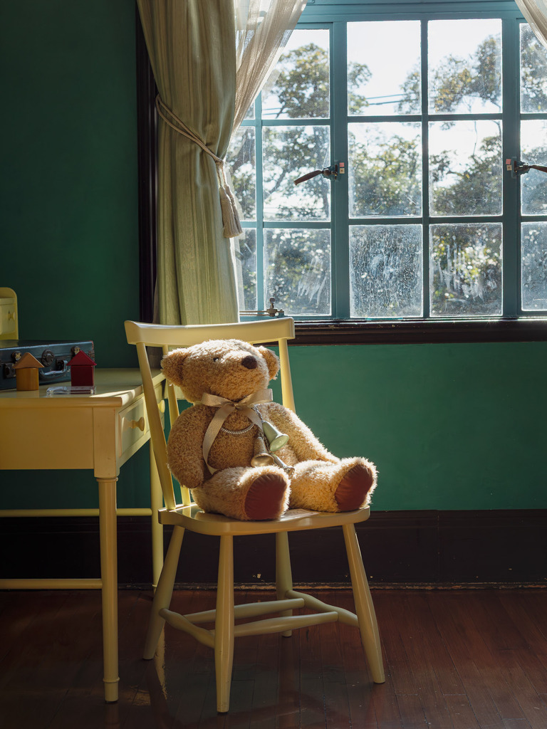 窓辺のテディはちょっと退屈。