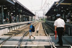 間もなくー電車が到着しまぁーす。