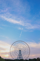 観覧車の向こうにはヒコーキ雲
