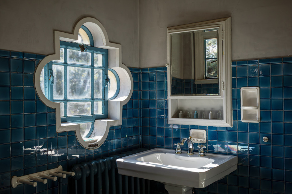 窓の光はバスルームを照らす。