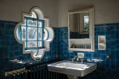 窓の光はバスルームを照らす。