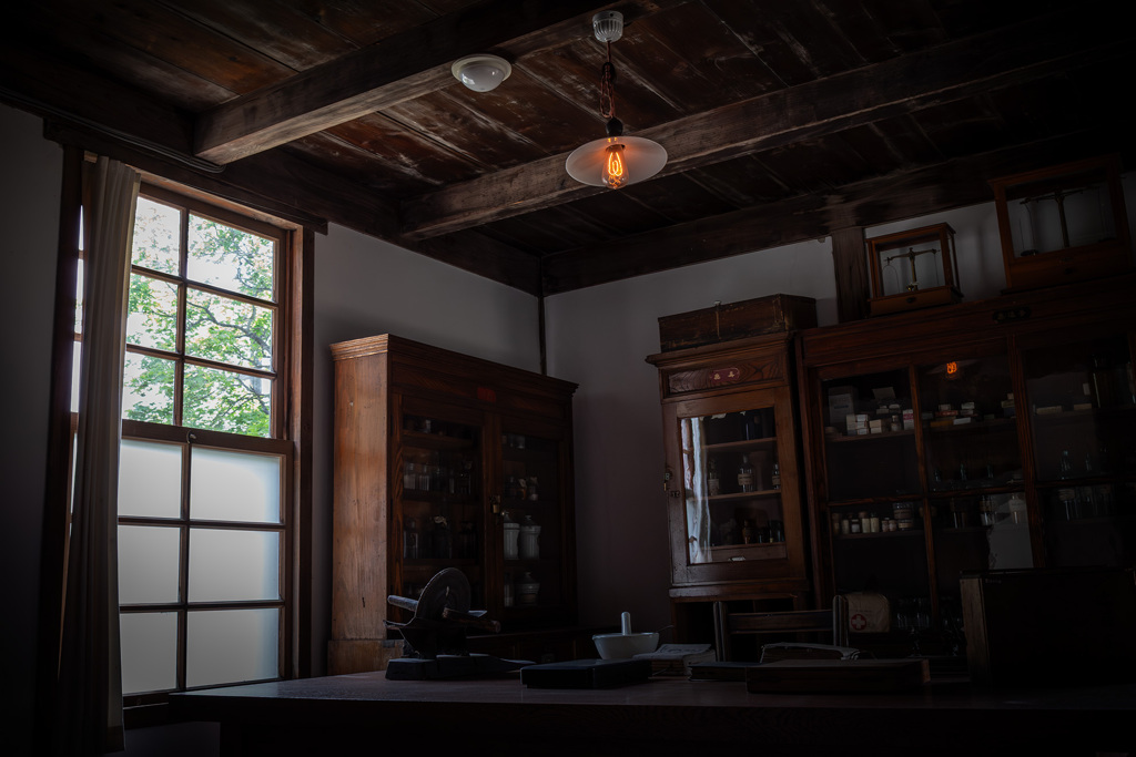 薄暗い調剤室のフィラメントは今も輝いているのだろうか。