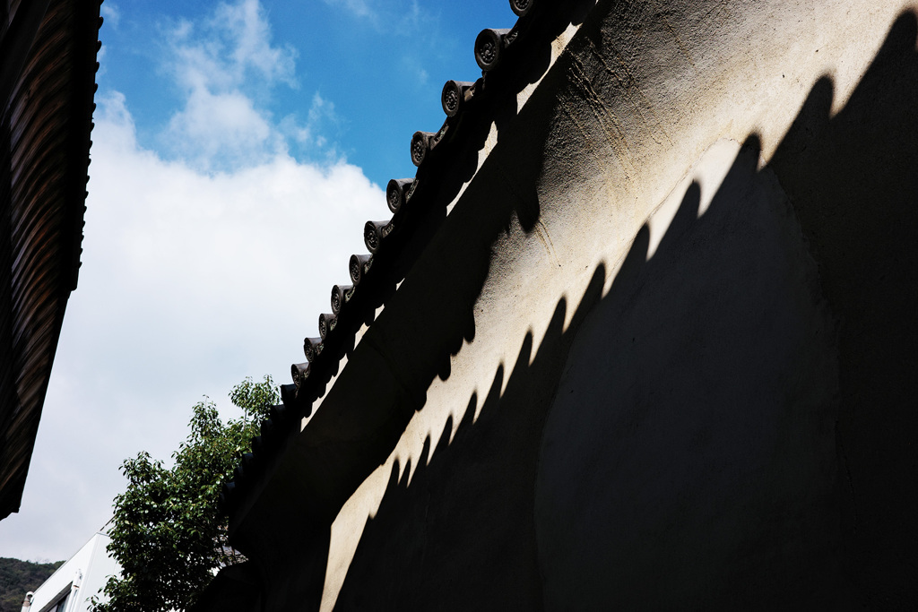 空と白壁と影。