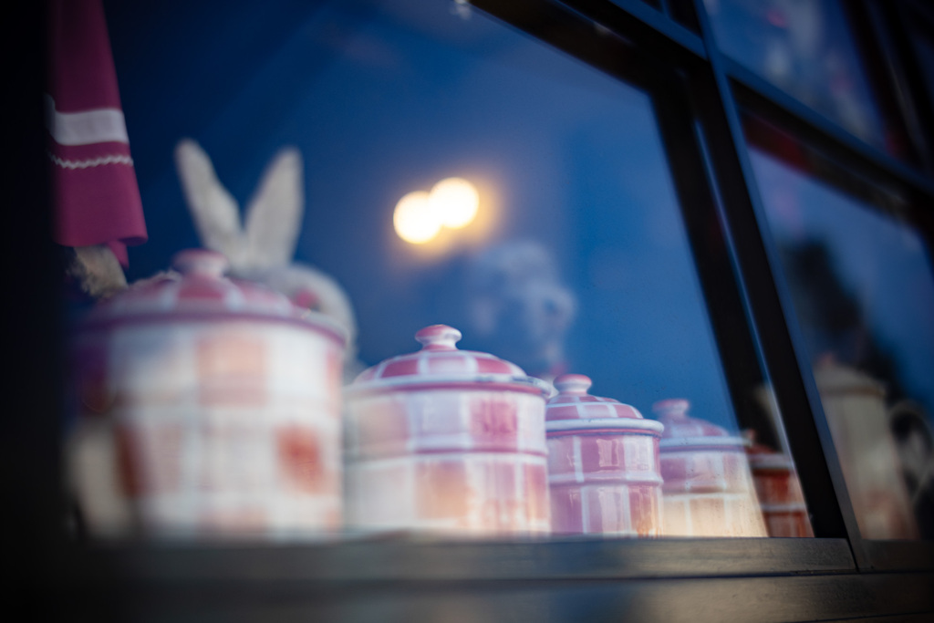 窓辺の食器たち