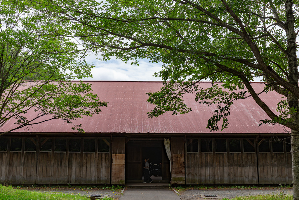 大きな納屋のある農家の景色