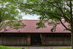 大きな納屋のある農家の景色