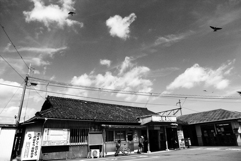 ツバメ舞う駅舎～日野駅