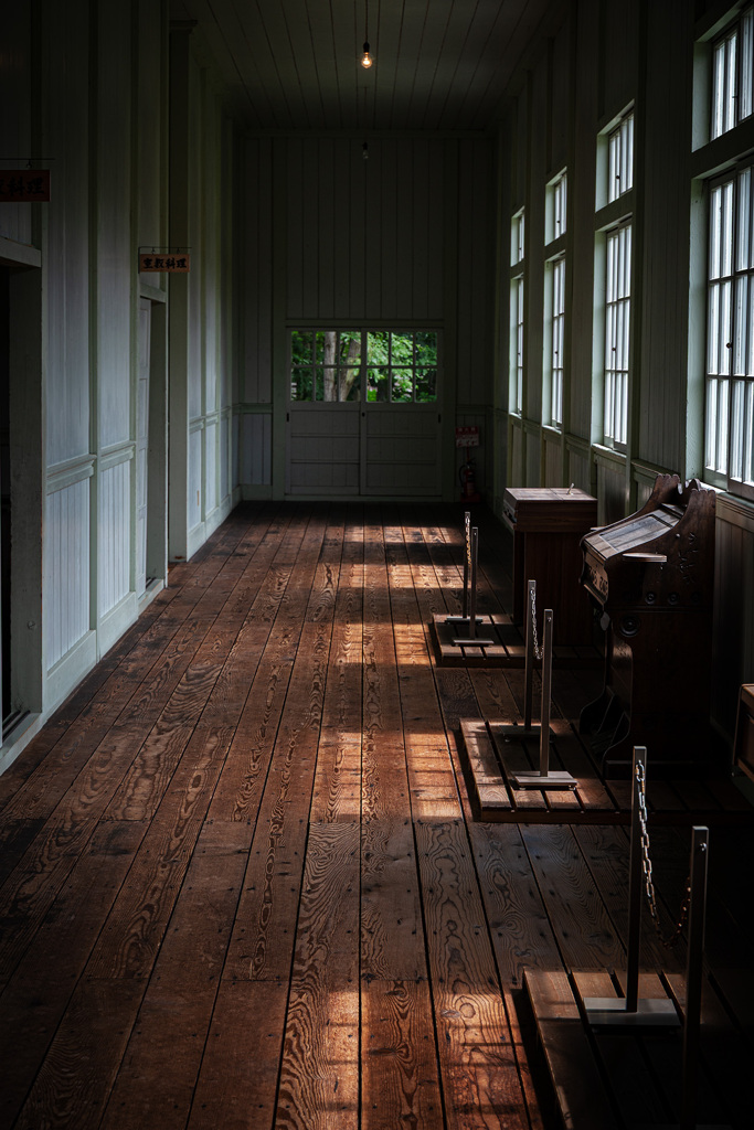 廊下と窓に刻まれたのは記憶なのか歴史なのか。