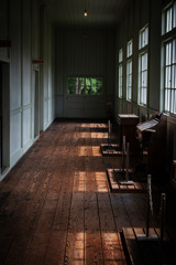 廊下と窓に刻まれたのは記憶なのか歴史なのか。