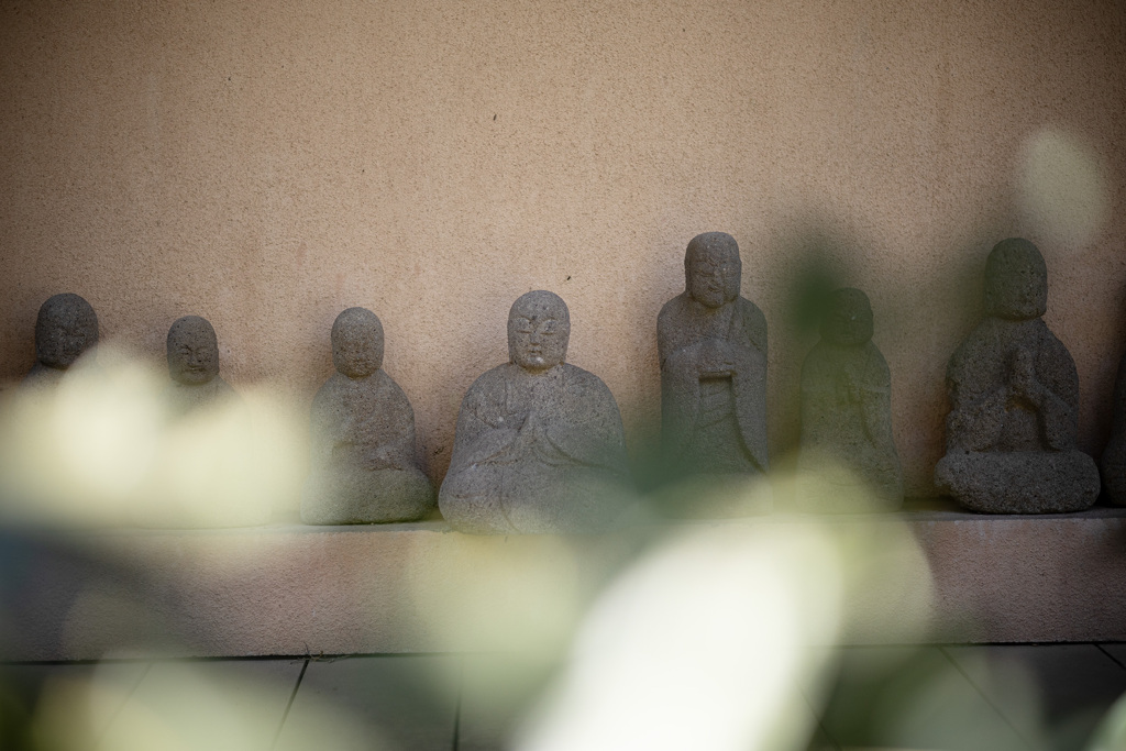 ご隠居たちは静かに見守っている。