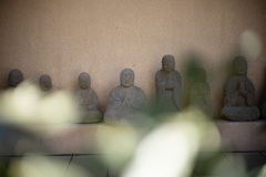 ご隠居たちは静かに見守っている。