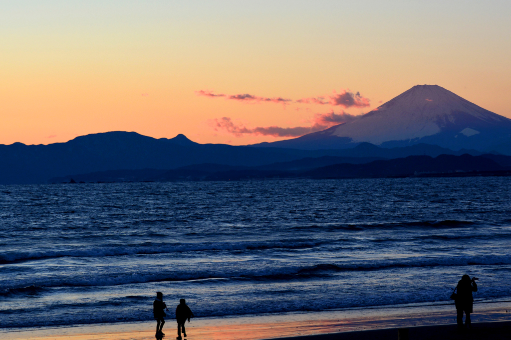 夕焼けに染まる富士山。