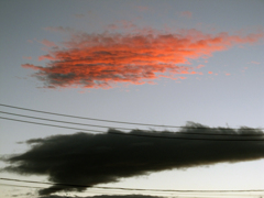 赤と黒な雲