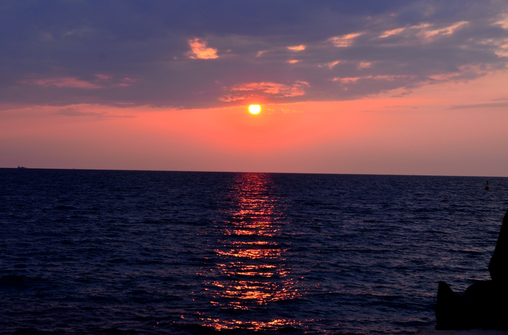 水平線に沈む夕陽