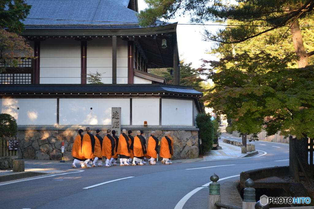 朝の高野山修行僧