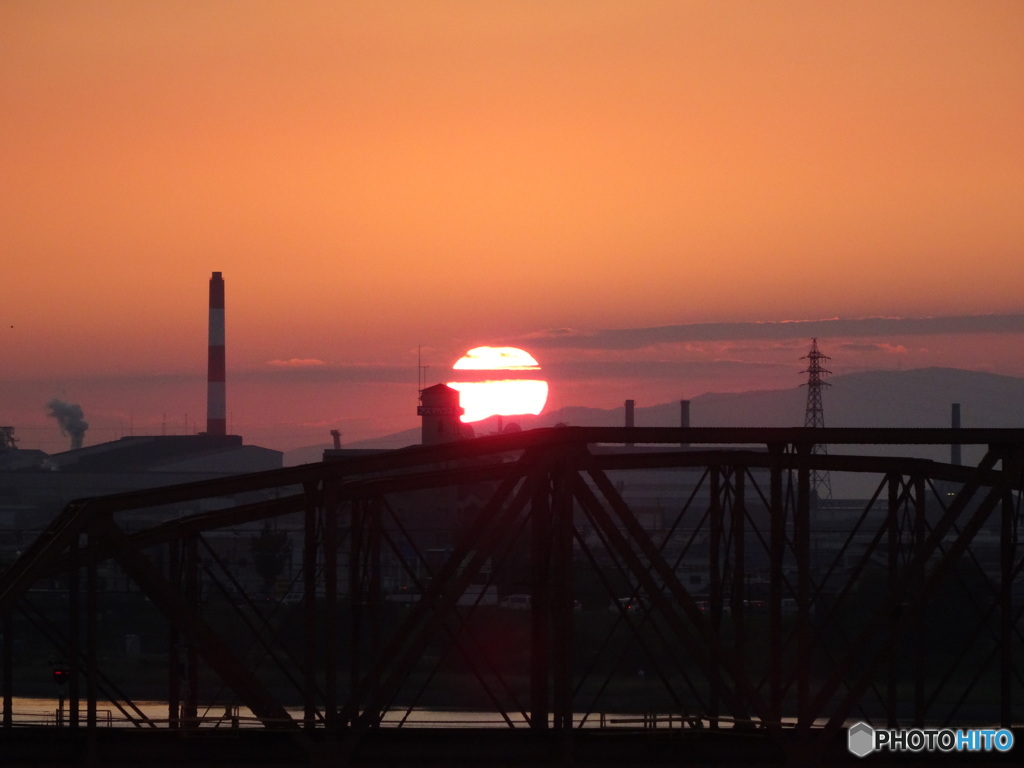工場と夕日　2