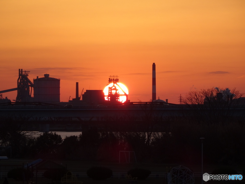 工場と夕日　1