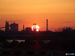 工場と夕日　1