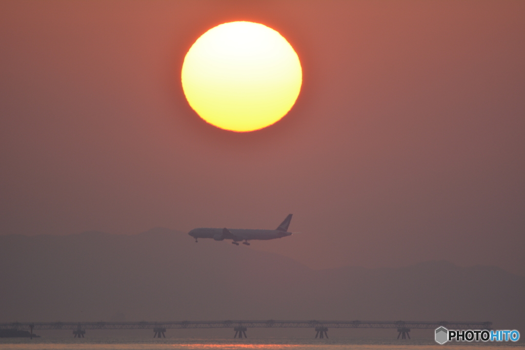 2019-8-17 夕日と飛行機1 B777