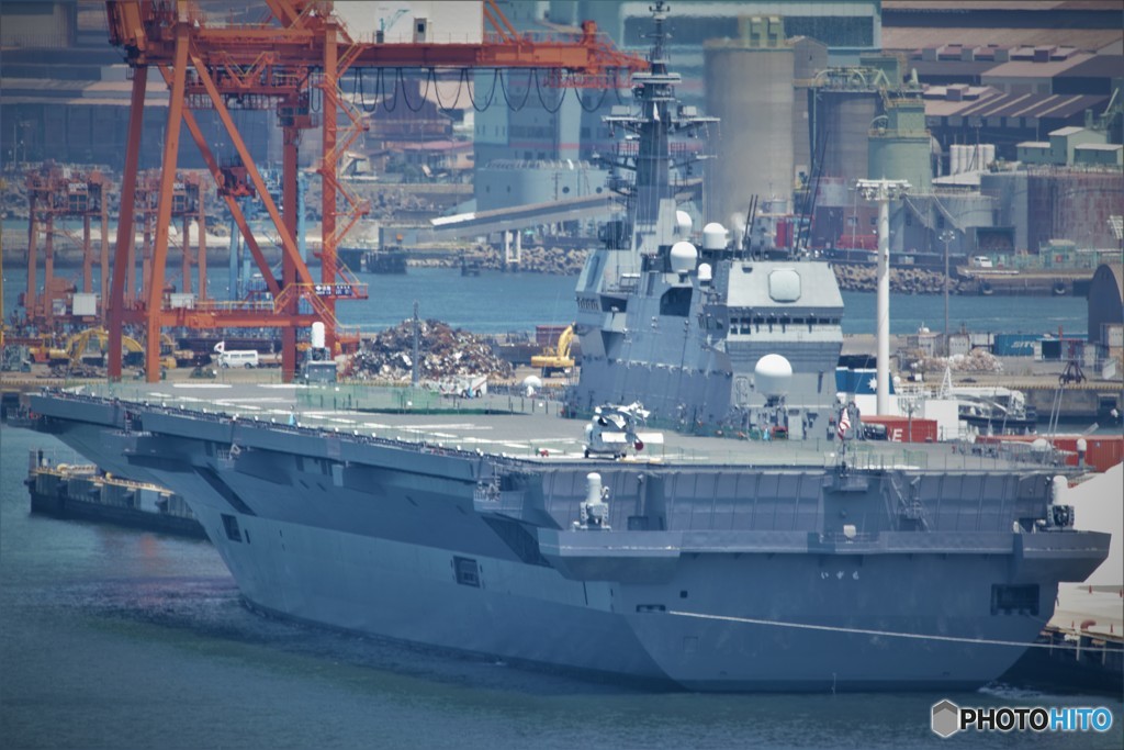 護衛艦いずも　後方より甲板デッキを望む