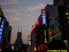 夕暮れの南京東路
