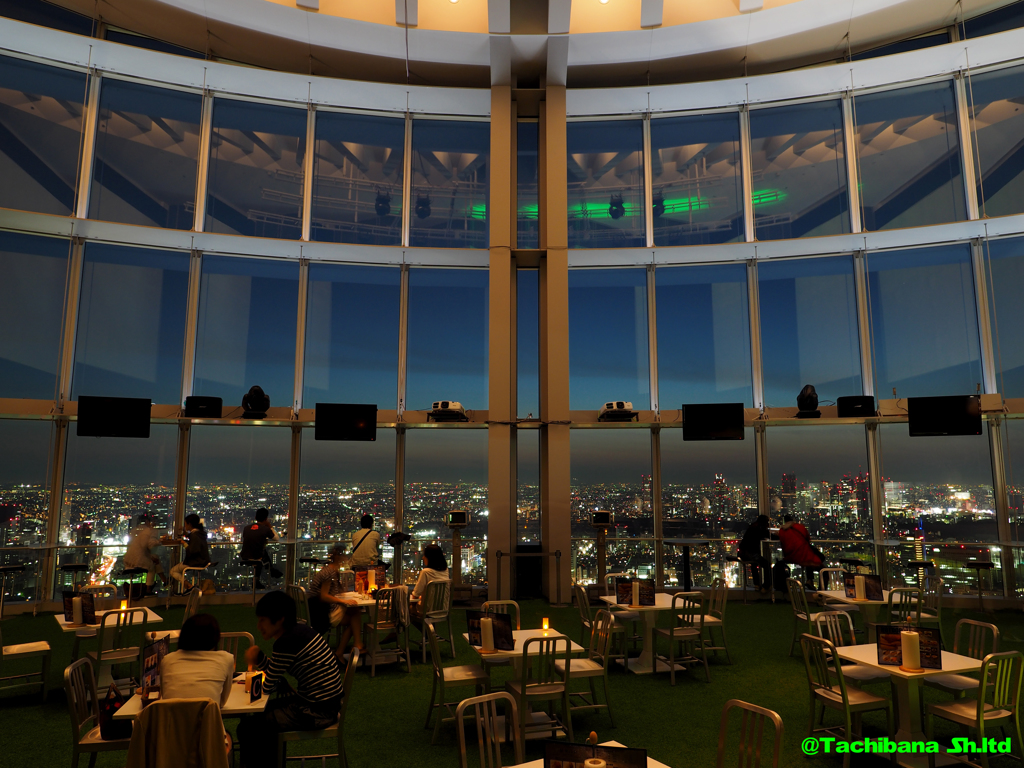 夜景と共存するカフェ