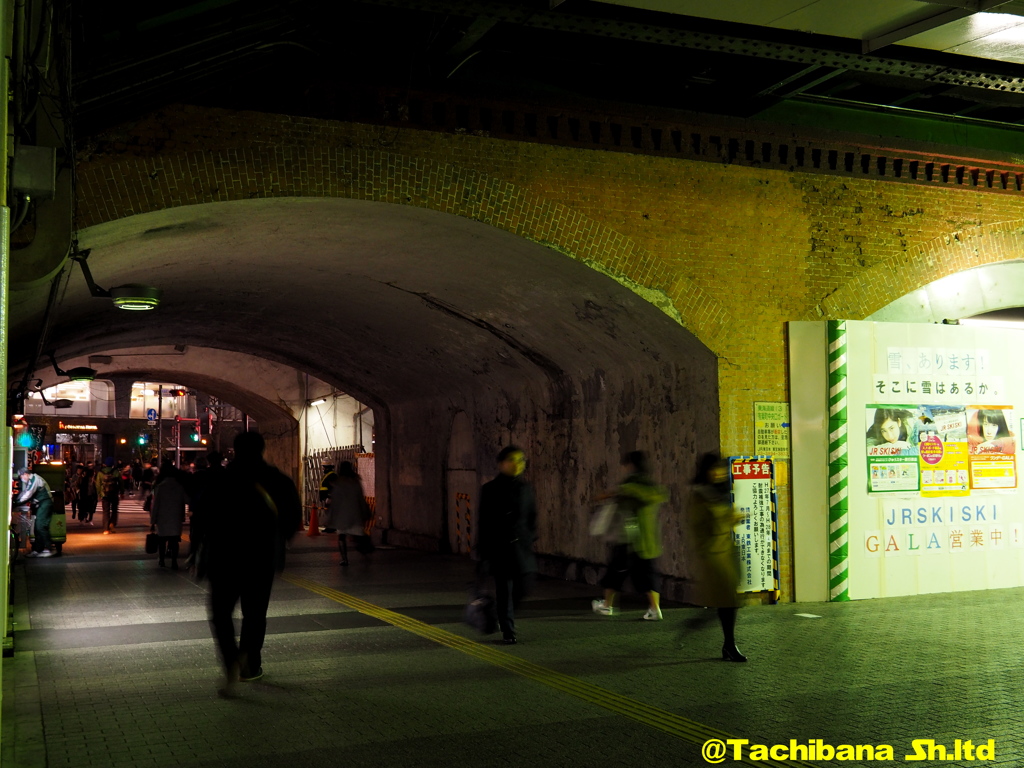 新橋駅前のトンネル