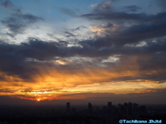 沈み行く太陽と摩天楼