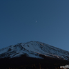 富士山と月