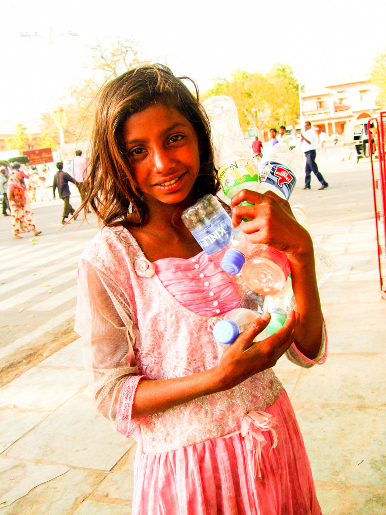 空き缶をねだる少女　インドの街角にて
