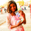 空き缶をねだる少女　インドの街角にて