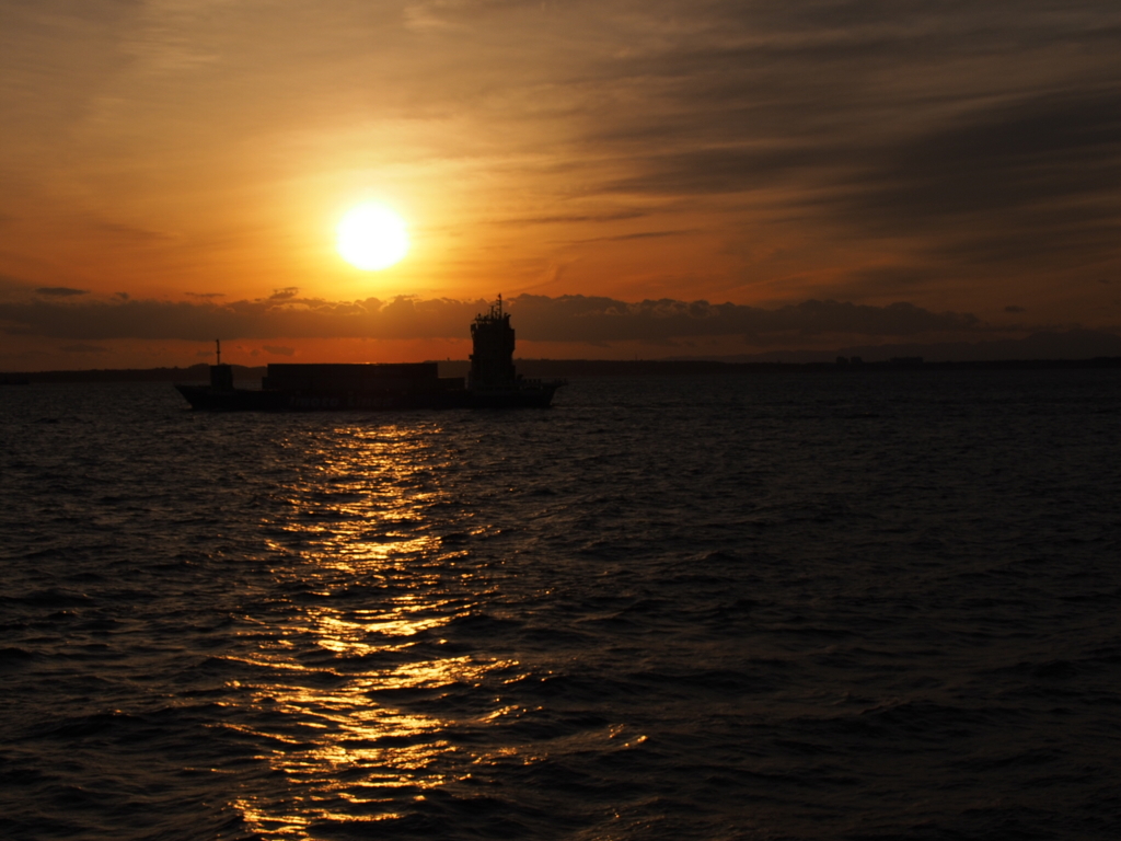 夕陽と船