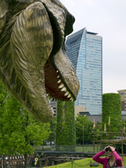 大都会に怪獣現る！
