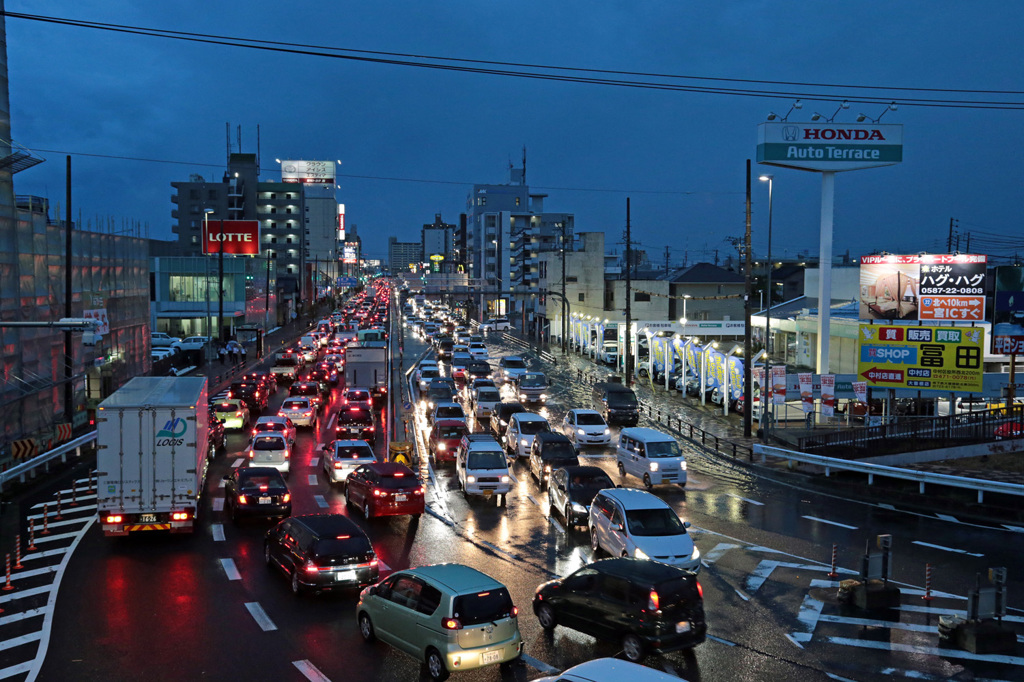 豪雨で大渋滞