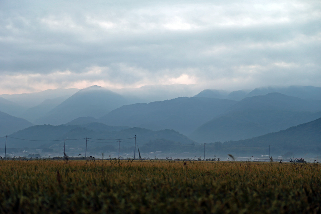 早朝の養老山脈