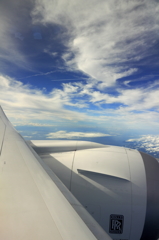 雲上から見た飛行機雲