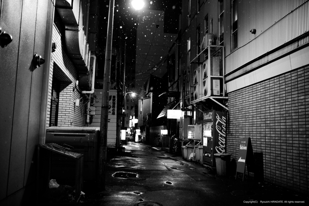 雪降る路地裏