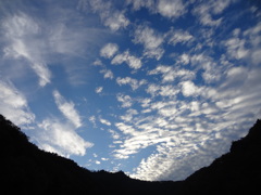 うろこ雲の日の山並み