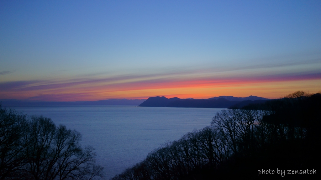 春の夕景 赤い流れ