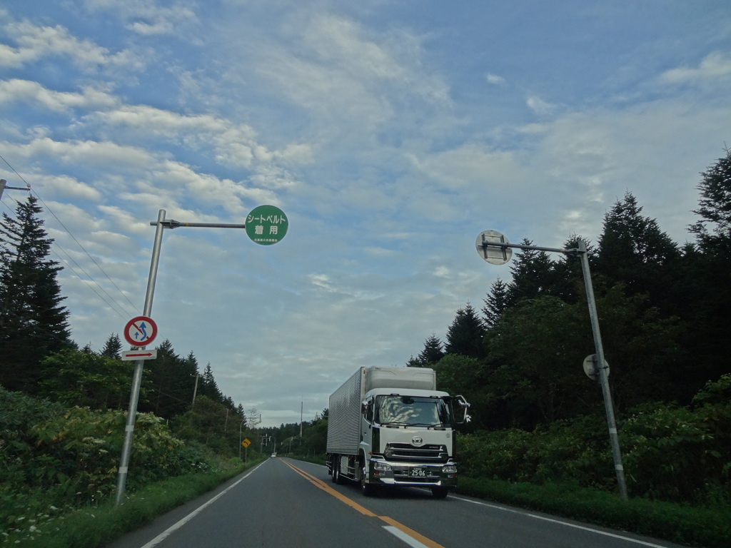 うろこ雲の日のトラック