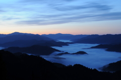 雲海見下ろす峠の夜明け時