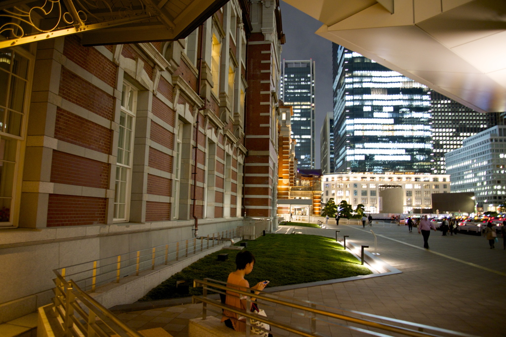 東京駅で待ってる。