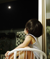 満月を見上げる娘
