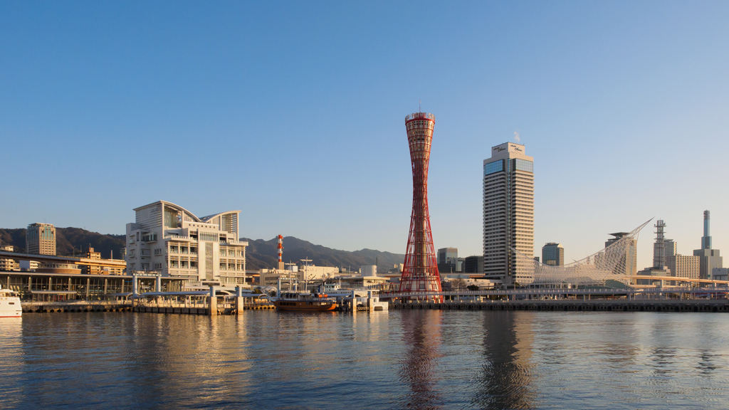 朝日を浴びる神戸の街