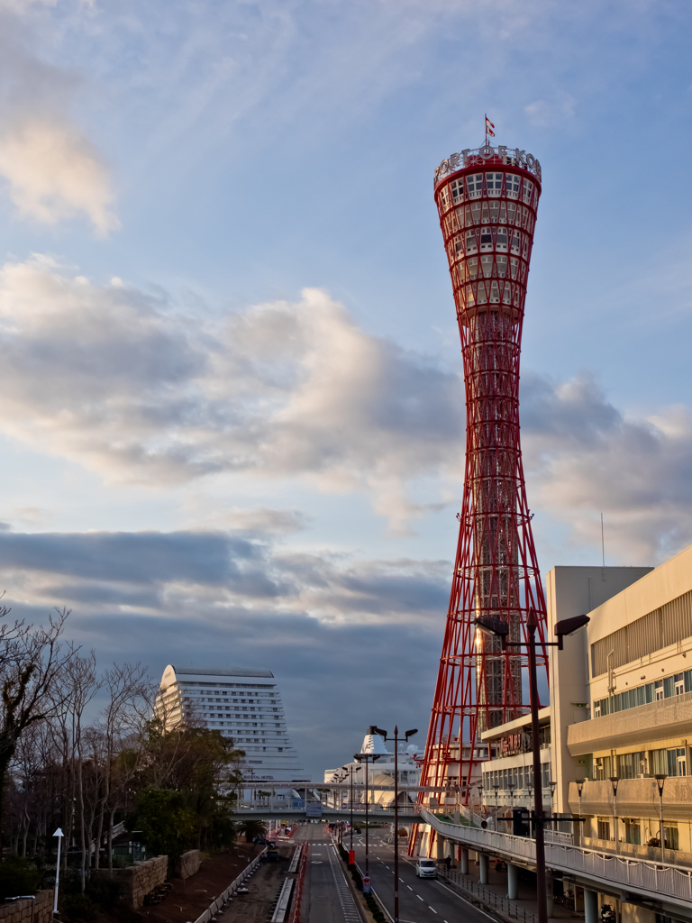 ポートタワーには青い空が似合います