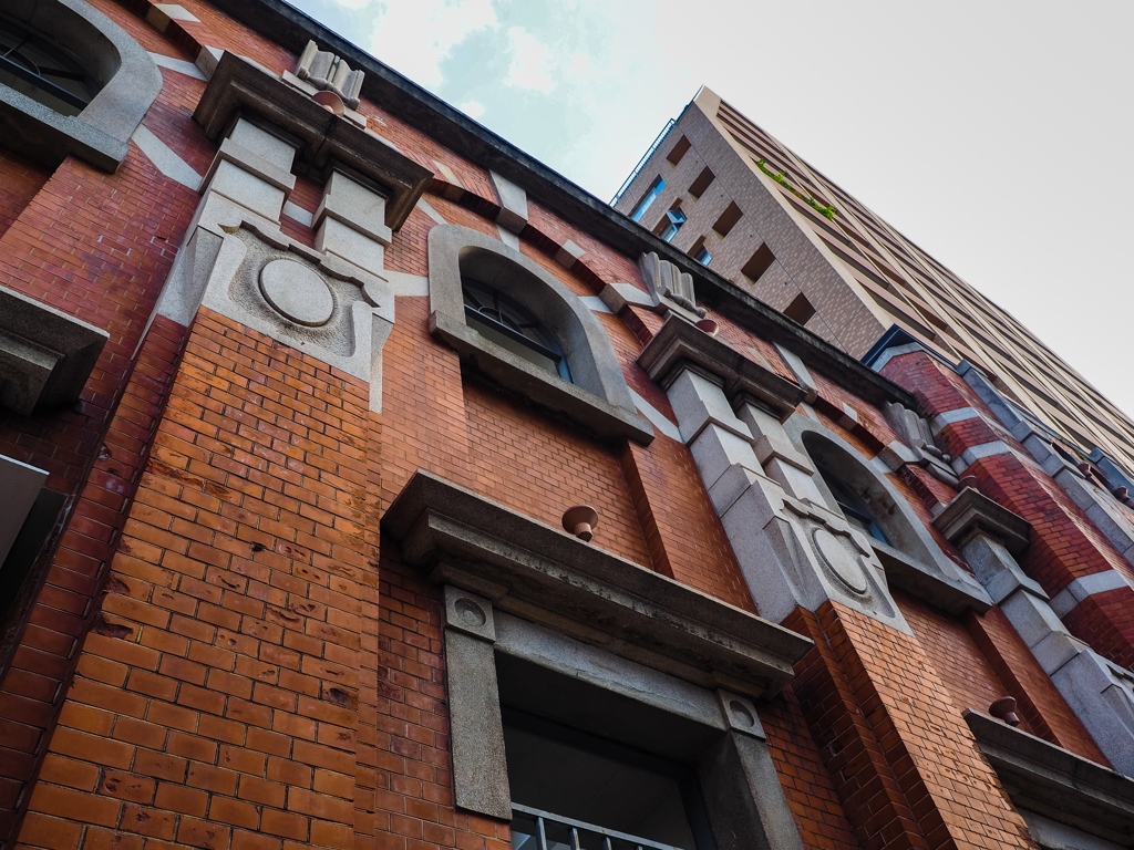 赤レンガと御影石