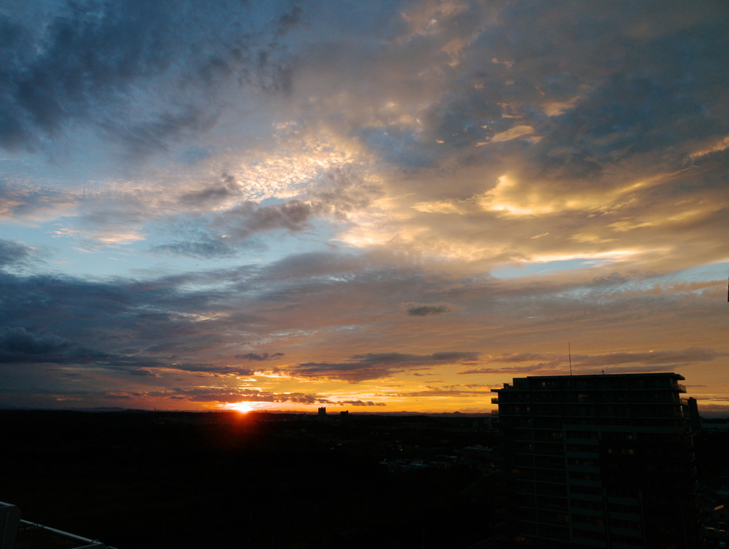 地平線に沈む夕日