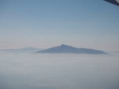 雲に浮かぶ鳥海山